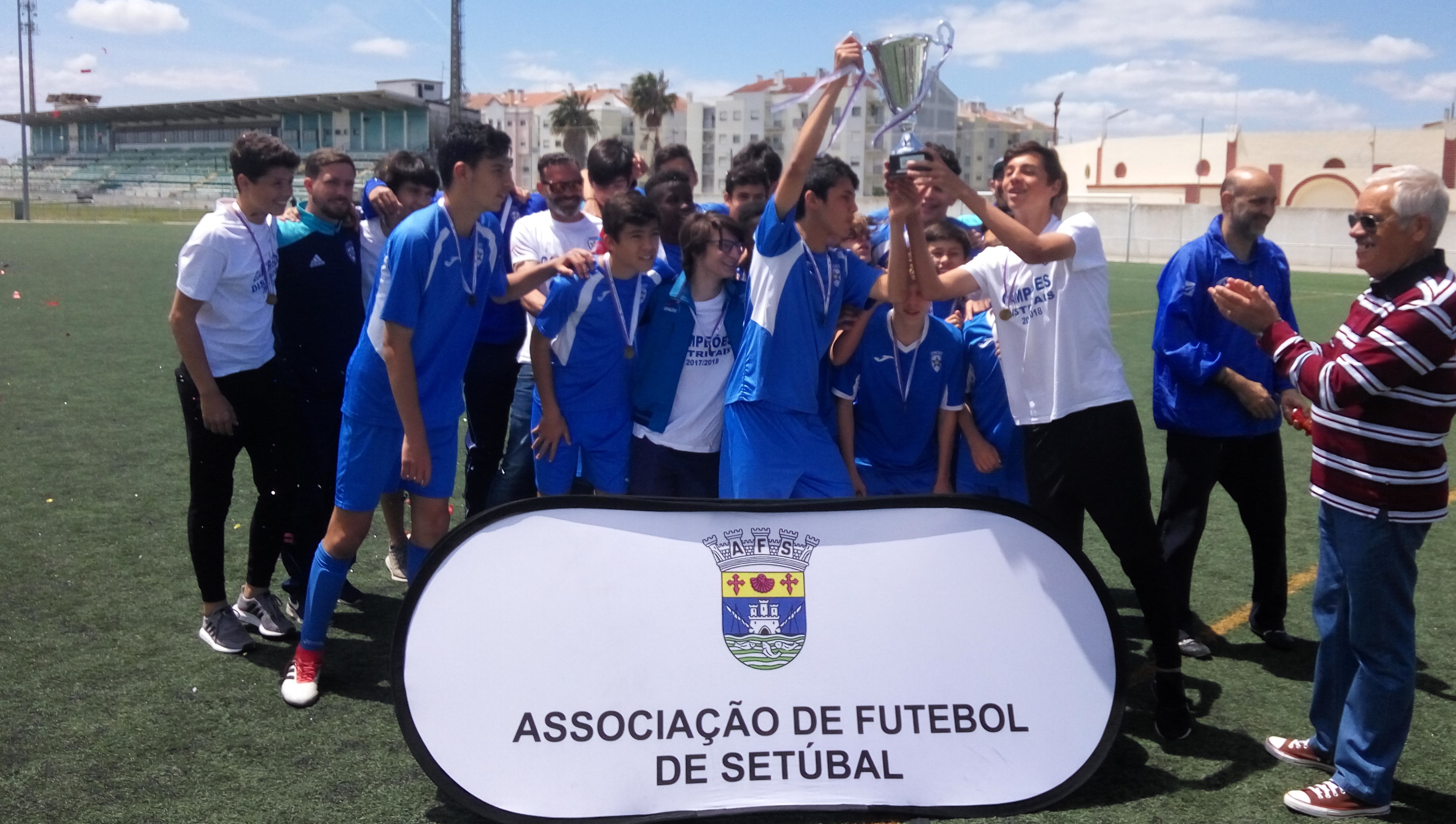 Iniciados do Amora FC levantaram troféu de primeira