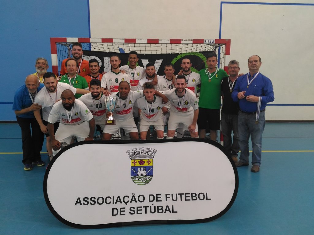 Futsal da União da Quinta do Conde ergueu troféu dos campeões de primeira