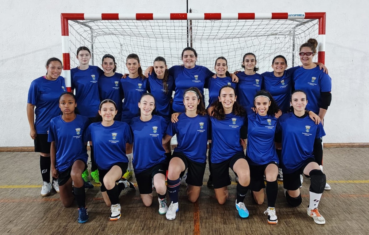 Jogador De Futebol Da High School Em Ação Durante Um Jogo No Sul