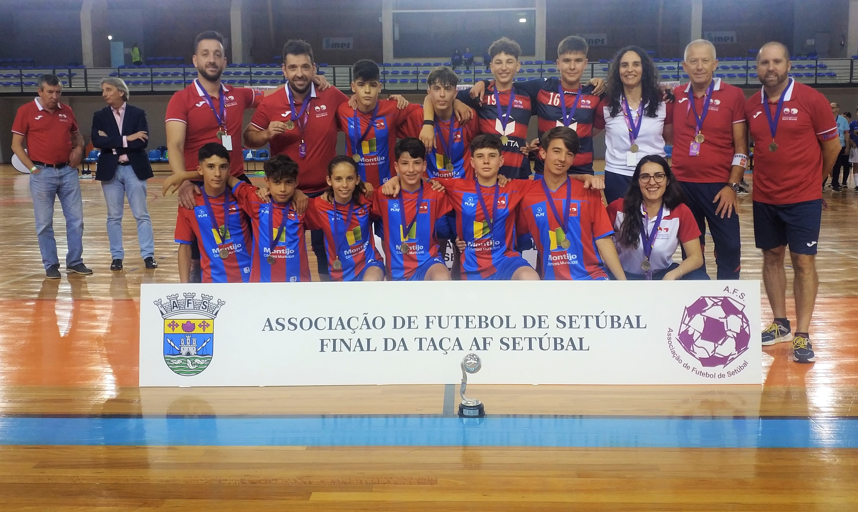 Iniciados da ADIJ Bairro Miranda conquistam Taça AFS de Futsal