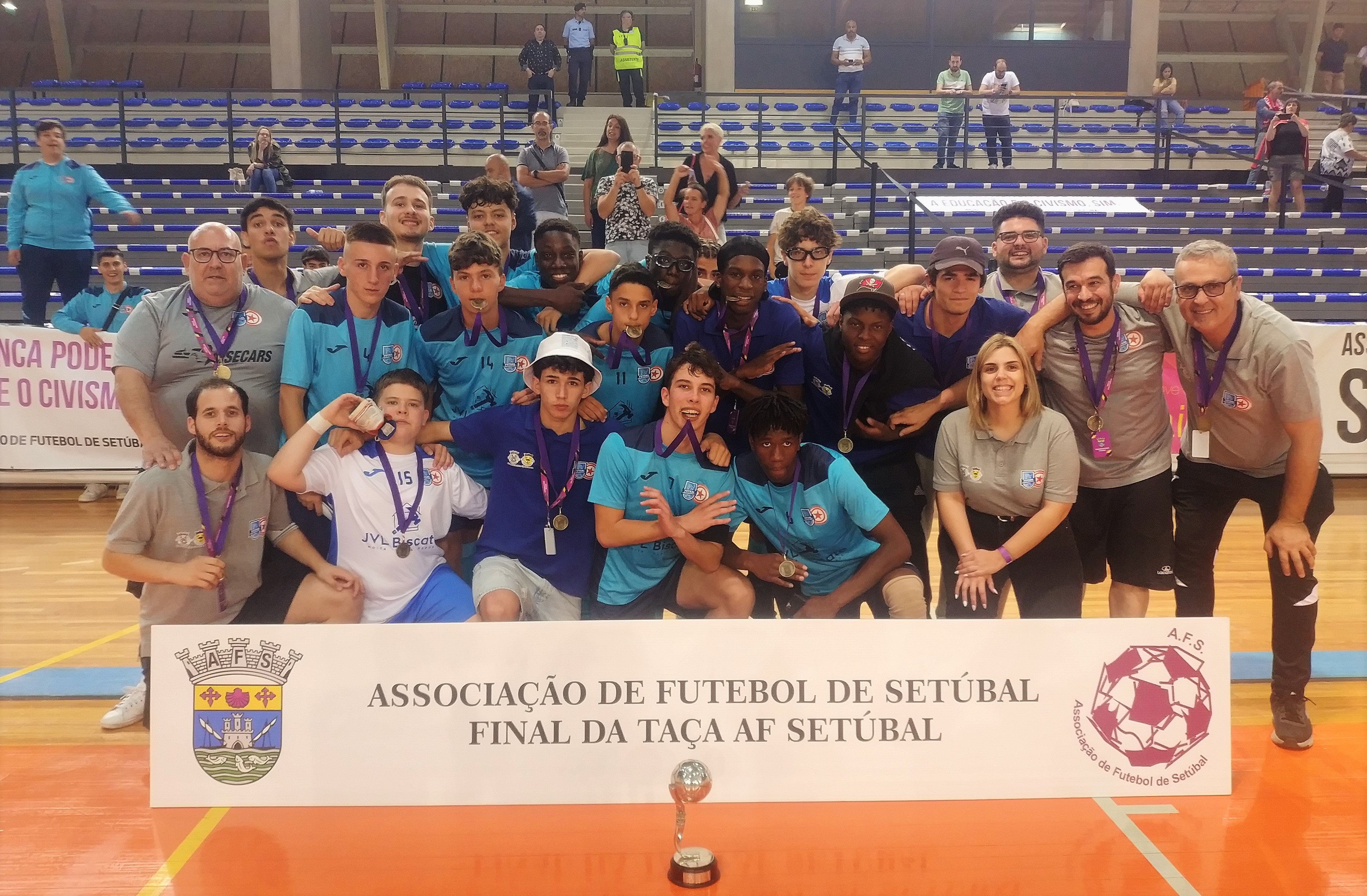 GDEB D. João I festejou triunfo dos juvenis na final da Taça AFS Futsal