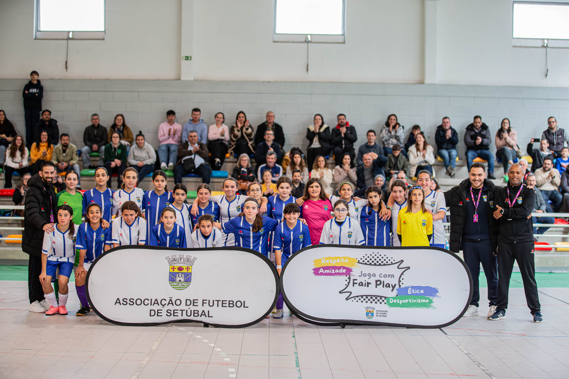 Seleções de futsal feminino sub-13 da AF Setúbal em jogo de demonstração